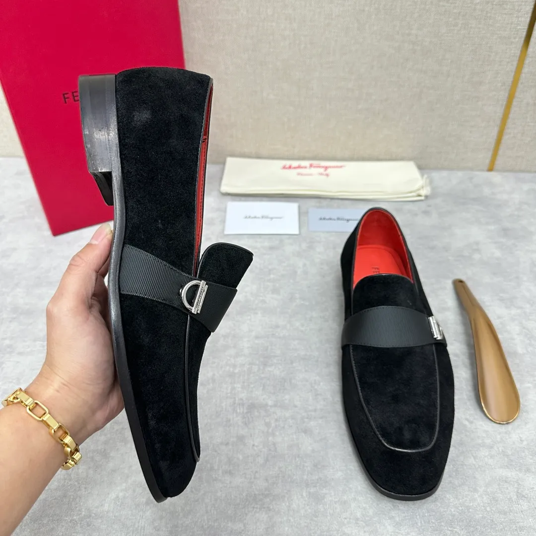[Ferragamo] Top P: 960💰 Number of yards: 39~44 (38.45.46. Custom-made, non-refundable) Ferragamo** counters synchronize new models of men's loafers that can be worn casually or formally. The classic shape embodies the fashionable charm of formal wear, and the newly designed proportions are more modern. These loafers are made of imported open-edge beaded cowhide/fine calfskin/cow suede material. The upper is decorated with webbing, and the side is privately molded with silver Gancini buckles. The double stitching details add to the fashionable charm. Adopting a special "Original" structure and going through multiple processes, the soles are almost entirely handmade. Unique processing technology demonstrates exquisite craftsmanship. The original privately modeled genuine leather outsole is paired with a personalized rubber backing. It is comfortable, non-slip and wear-resistant. It can be worn as a slip-on. Exquisite hand-stitching. The workmanship is as fine as that of a store. The original color calfskin lining is sweat-absorbent, anti-odor, comfortable and breathable. The heel is also decorated with a rubber patch to perfectly improve the grip performance.